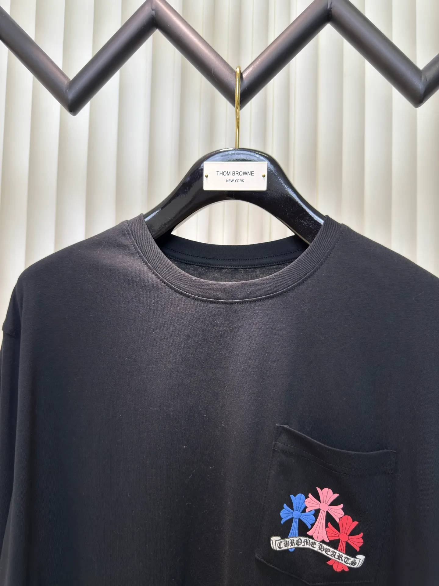P300 Chrome Heart Miami limited color cross long sleeves. The fabric is made of 26-woven 220g cotton. The printing uses high-temperature ink printing technology, and the color of the printing area is extremely complex. Size S M L